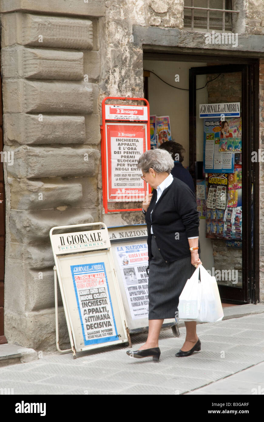 Old lady walking shop Banque de photographies et d'images à haute  résolution - Alamy
