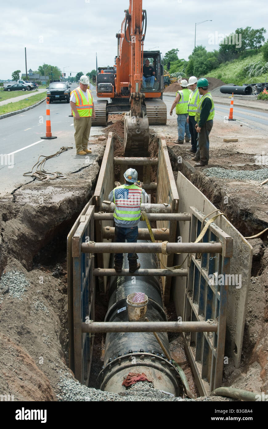 Installer une canalisation principale travailleurs le long d'une route dans la région de New Haven Connecticut USA Banque D'Images