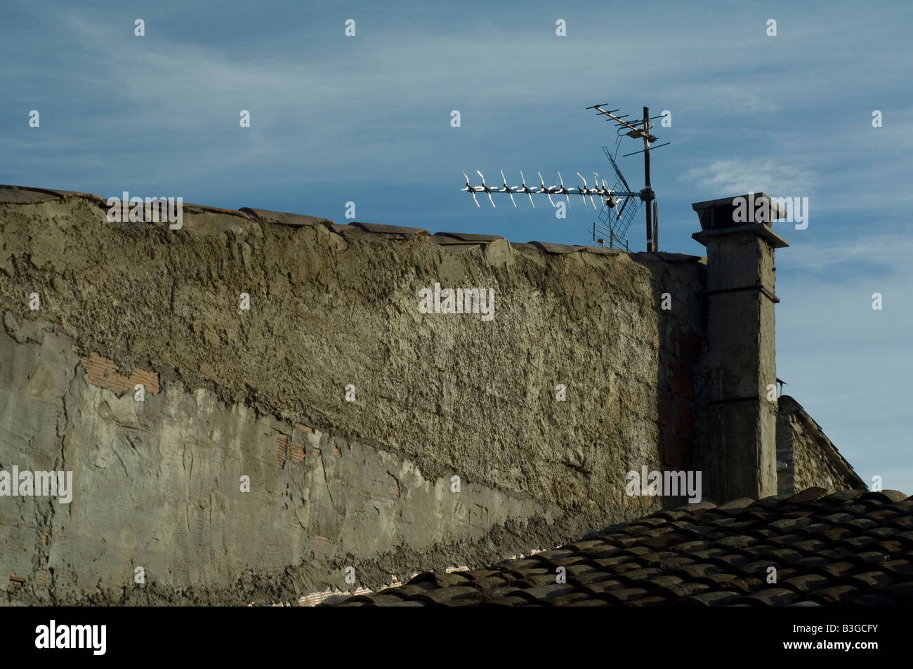 Une antenne sur le toit d'une maison ancienne Banque D'Images