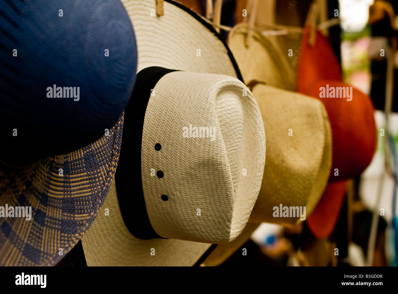 Une ligne de chapeaux en vente au marché de Greenwich, Londres Banque D'Images