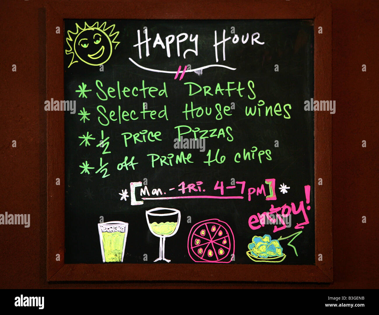 Une happy hour verre signe et menu dans un New York USA Bar et grillele Banque D'Images