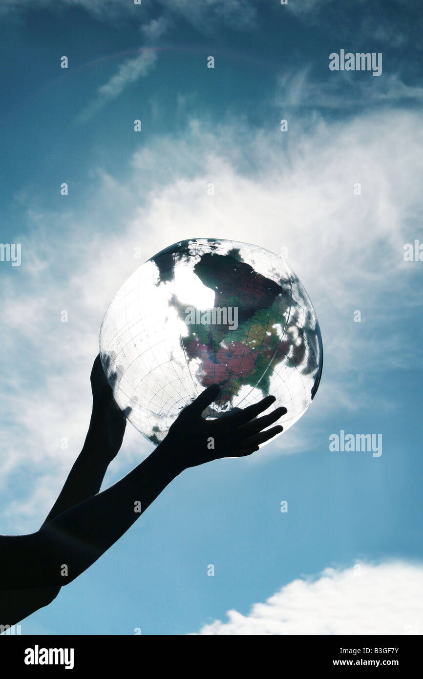 Les filles hands holding a globe Banque D'Images