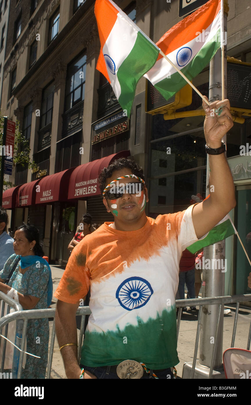 Les Indiens américains de tri state zone autour de New York regardez l'Indian Independence Day Parade Banque D'Images