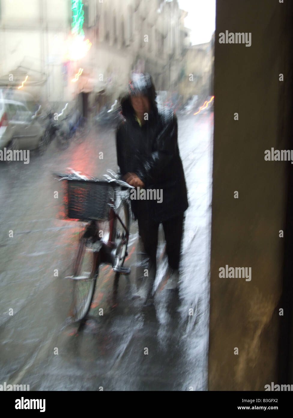 Personne avec le vélo dans la pluie à Florence Italie Banque D'Images