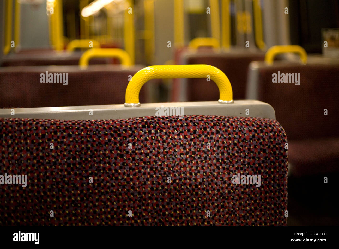 Des sièges vides sur un chariot vide sur le Métro de Newcastle. Banque D'Images