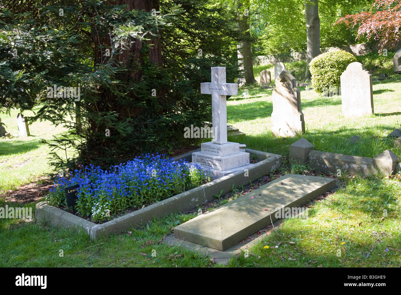 La tombe de Charles Lutwidge Dodgson alias Lewis Carroll dans le cimetière Mount, Guildford, Surrey, Angleterre. Banque D'Images