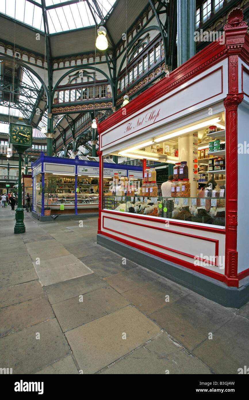 Un écrou de blocage et de fruits séchés au marché Kirkgate, Leeds, le plus grand marché couvert avec 800 étals Banque D'Images
