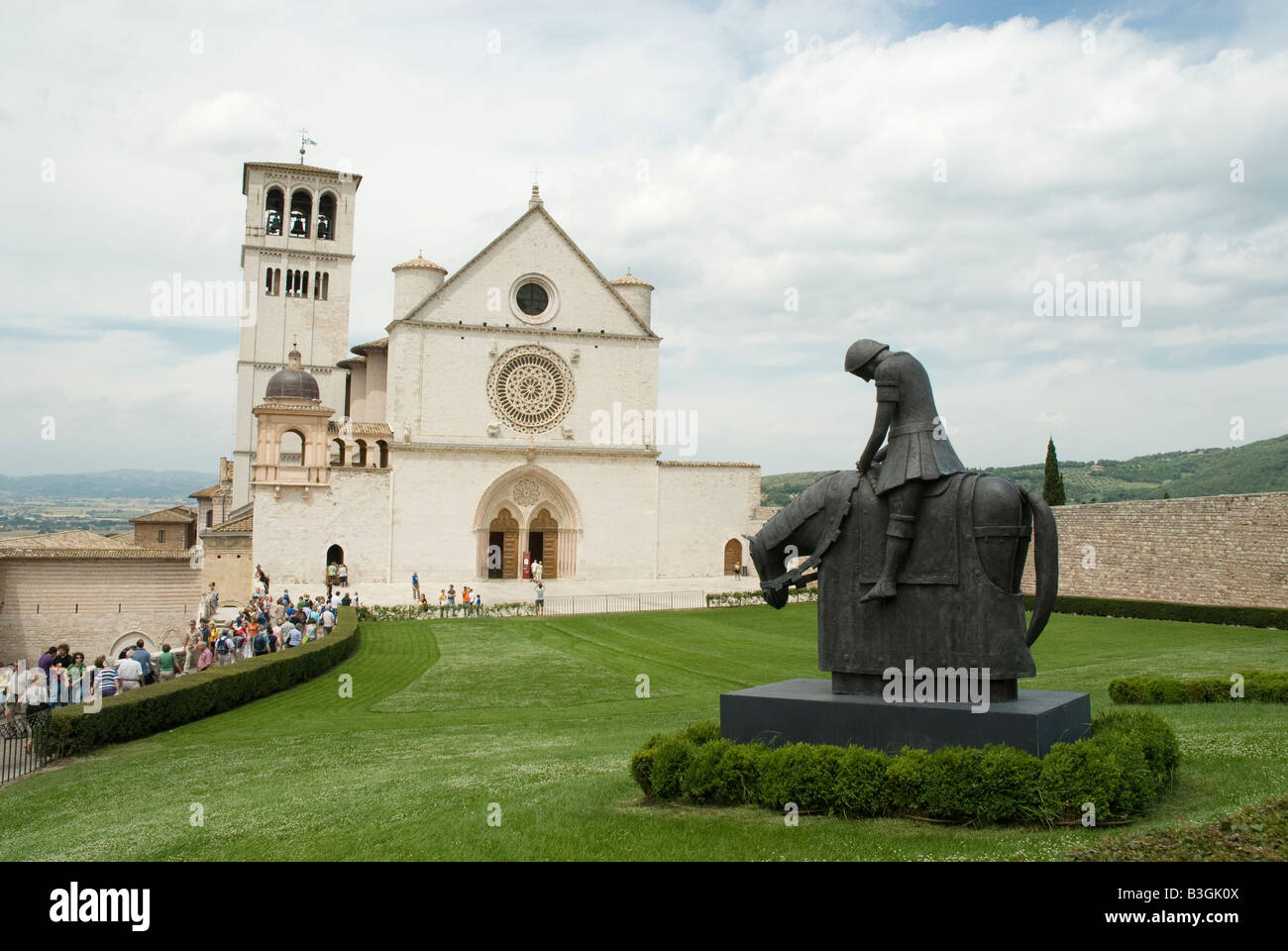 Basilique de Saint François Assise avec Sculpture en bronze de Saint François Cavalier Banque D'Images