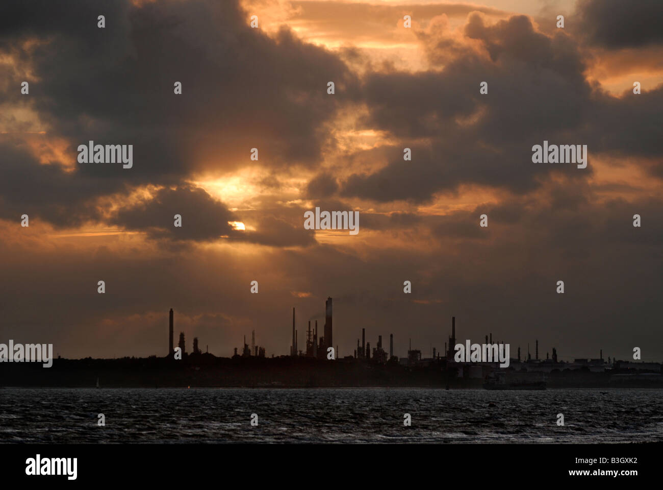 Le soleil se couche sur la raffinerie de pétrole de Fawley, Hampshire, Angleterre Banque D'Images