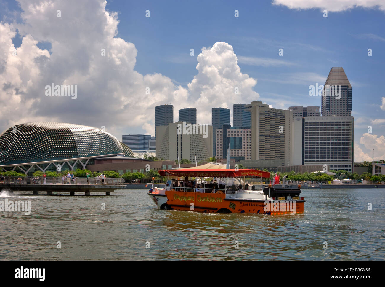 Singapour Duck Tours et l'Esplanade Banque D'Images