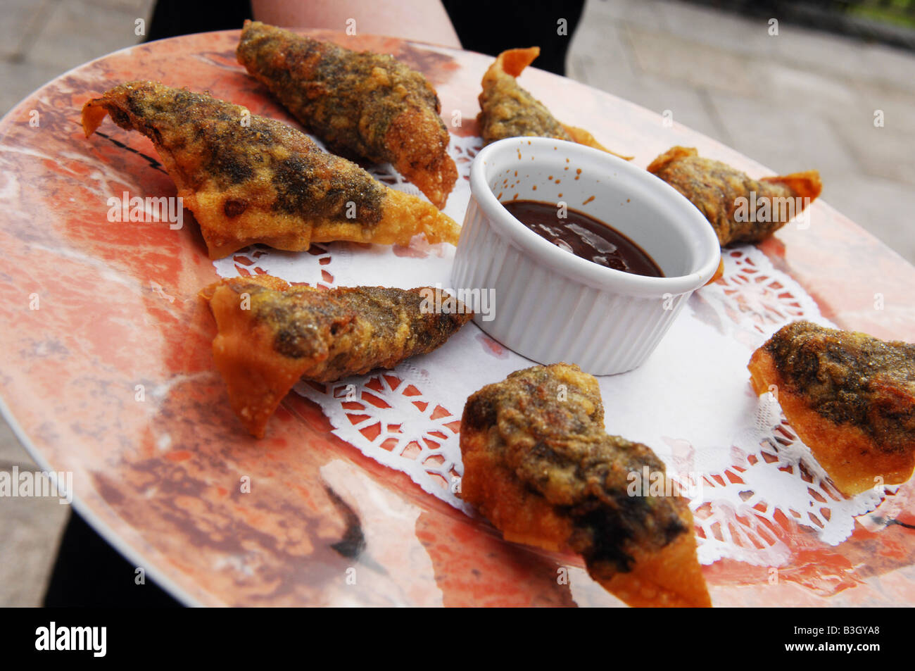 Canapés croustillants garnis de sauce à tremper servis lors de la réception de mariage ou lors d'un événement informel Banque D'Images