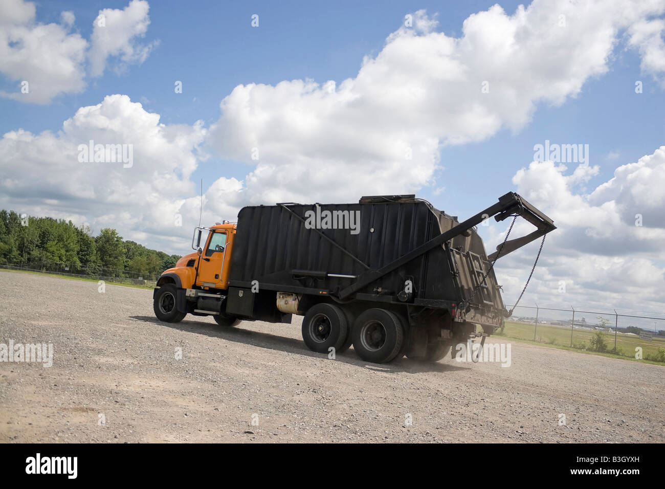 Un camion poubelle moderne sur un ciel bleu Banque D'Images