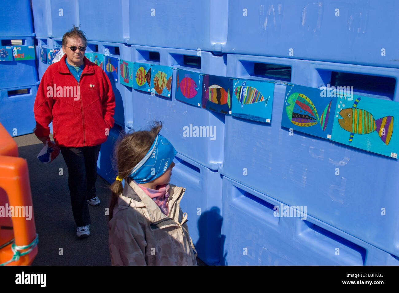 Exposition de dessin de l'enfant au cours de Fiskidagurinn mikli -grand poisson Jour en Islande Dalvik. Banque D'Images