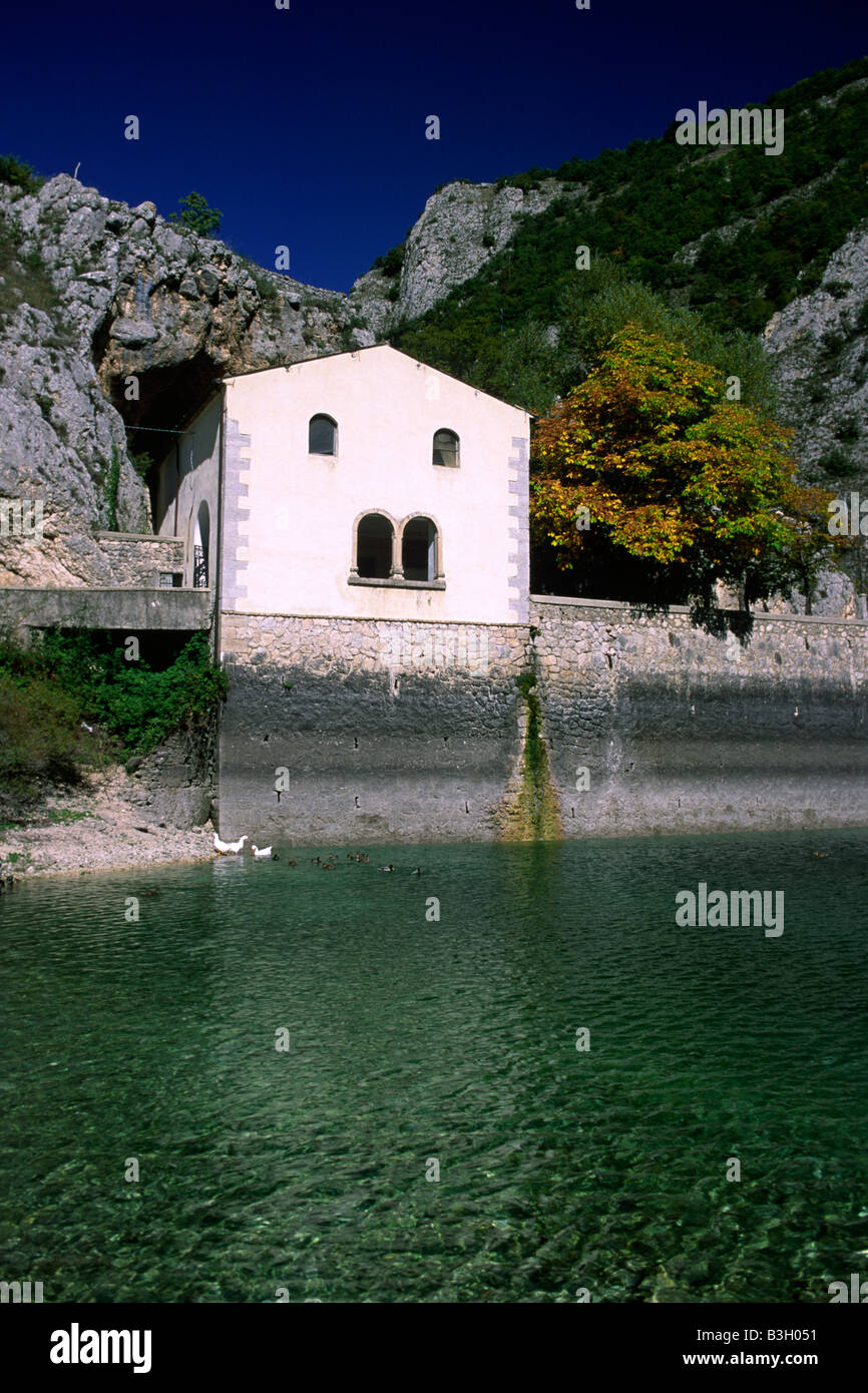 Ermitage de San Domenico, Lac de San Domenico, Abruzzes, Italie Banque D'Images