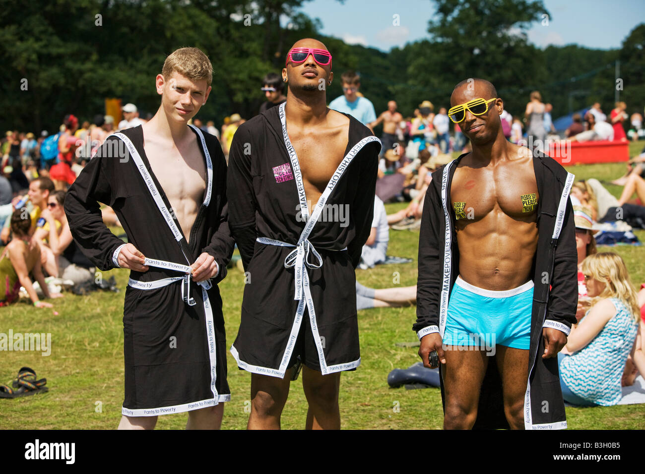 3 hommes en robes de posing at The Big Chill 2008, Eastnor, Herefordshire Banque D'Images