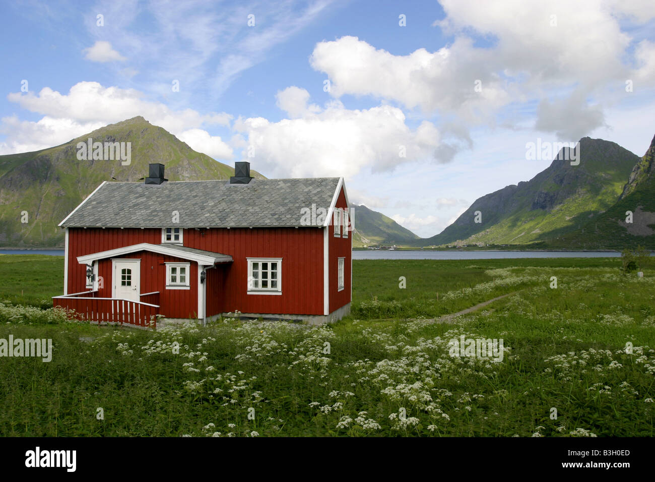 Maison rouge le long d'un fjord Banque D'Images