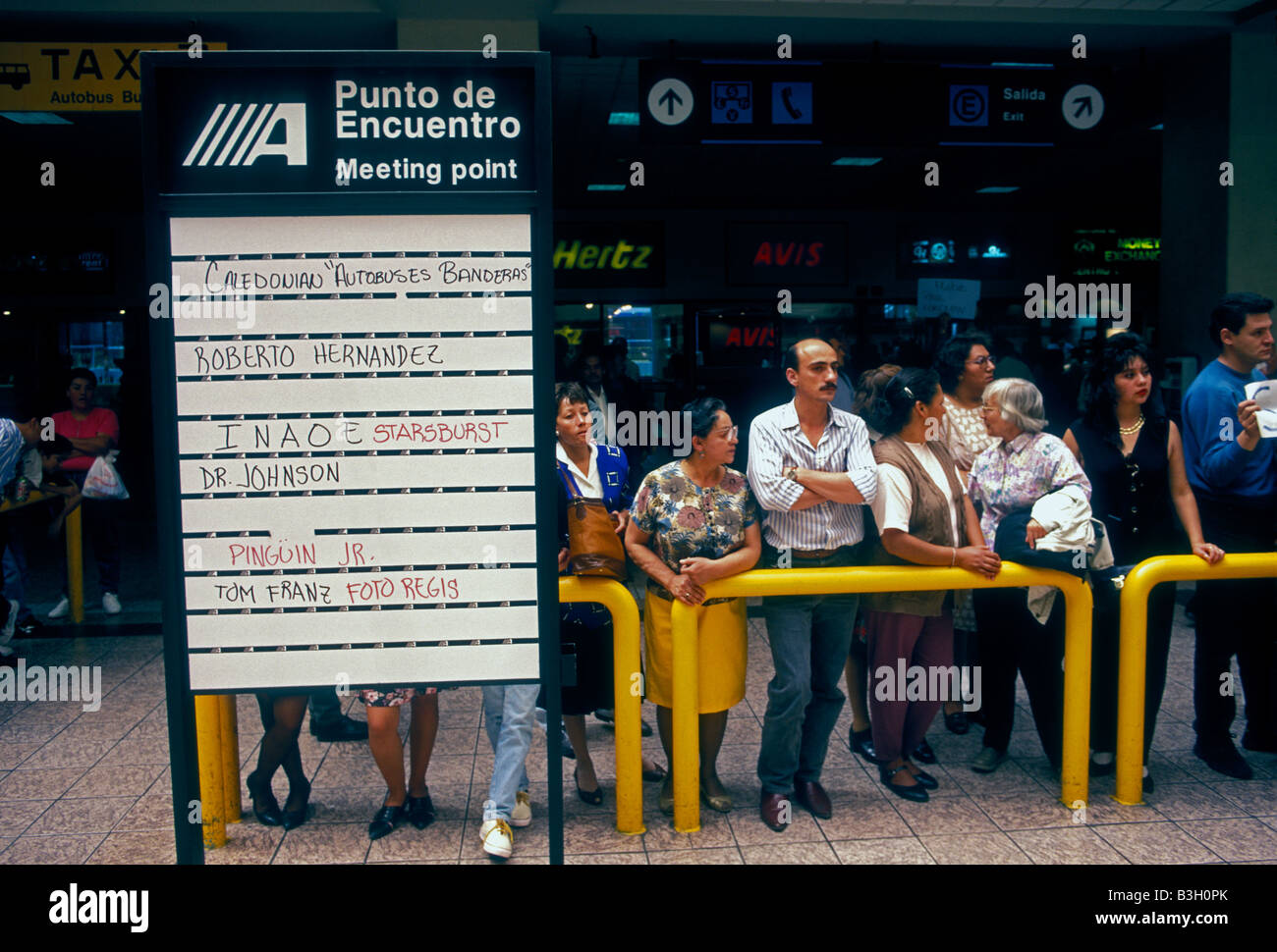 Les mexicains, les Mexicains, les amis, la famille, point de rencontre, Punta de Encuentro, l'aéroport international Benito Juarez, Mexico City, Mexique Banque D'Images