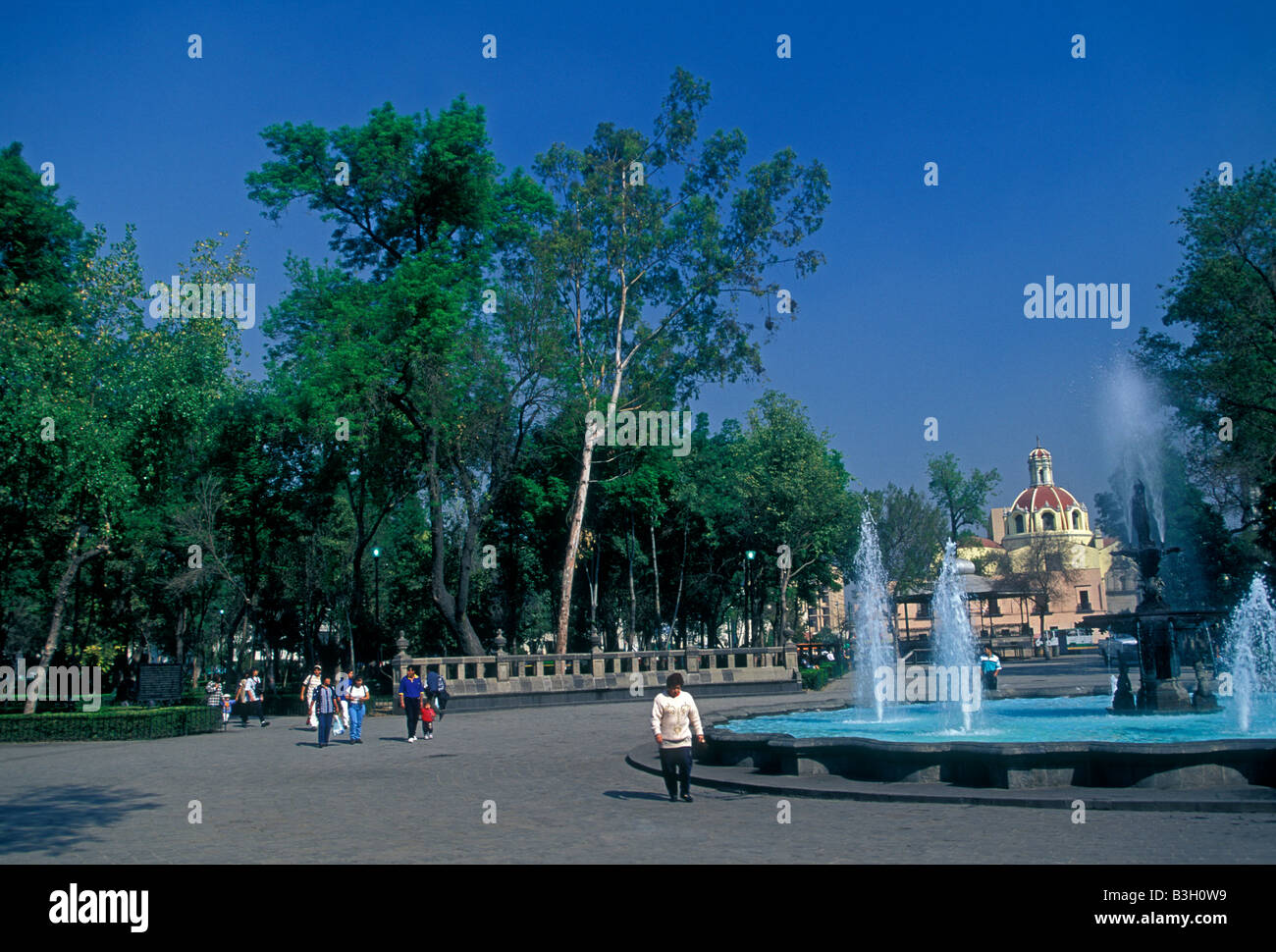 Fontaine à eau, l'eau des fontaines, les Mexicains la marche dans le parc Alameda Central un parc public à Mexico, District Fédéral, Mexique Banque D'Images