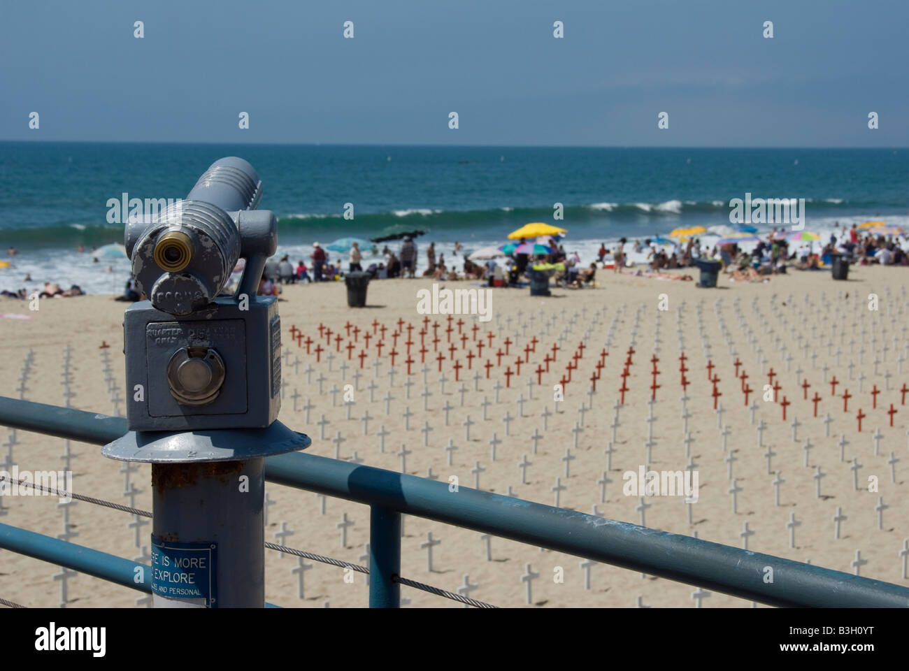 West Arlington memorial, la plage de Santa Monica, en Californie. Croix de bois, étoile de David, des croissants et d'un drapeau drapped cercueils Banque D'Images