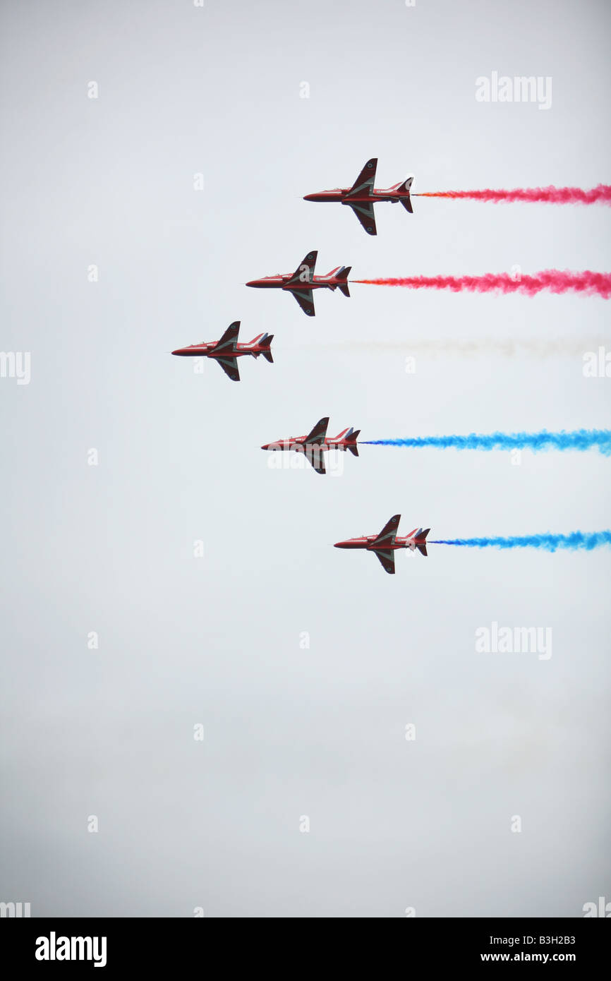 5 Flèches rouges volant en formation à l'Air Show de Bournemouth Banque D'Images