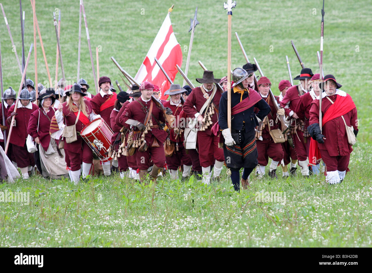 Les piquiers et mousquetaires marchant au combat à la reconstitution de la bataille de Faringdon dans la guerre civile anglaise. Banque D'Images