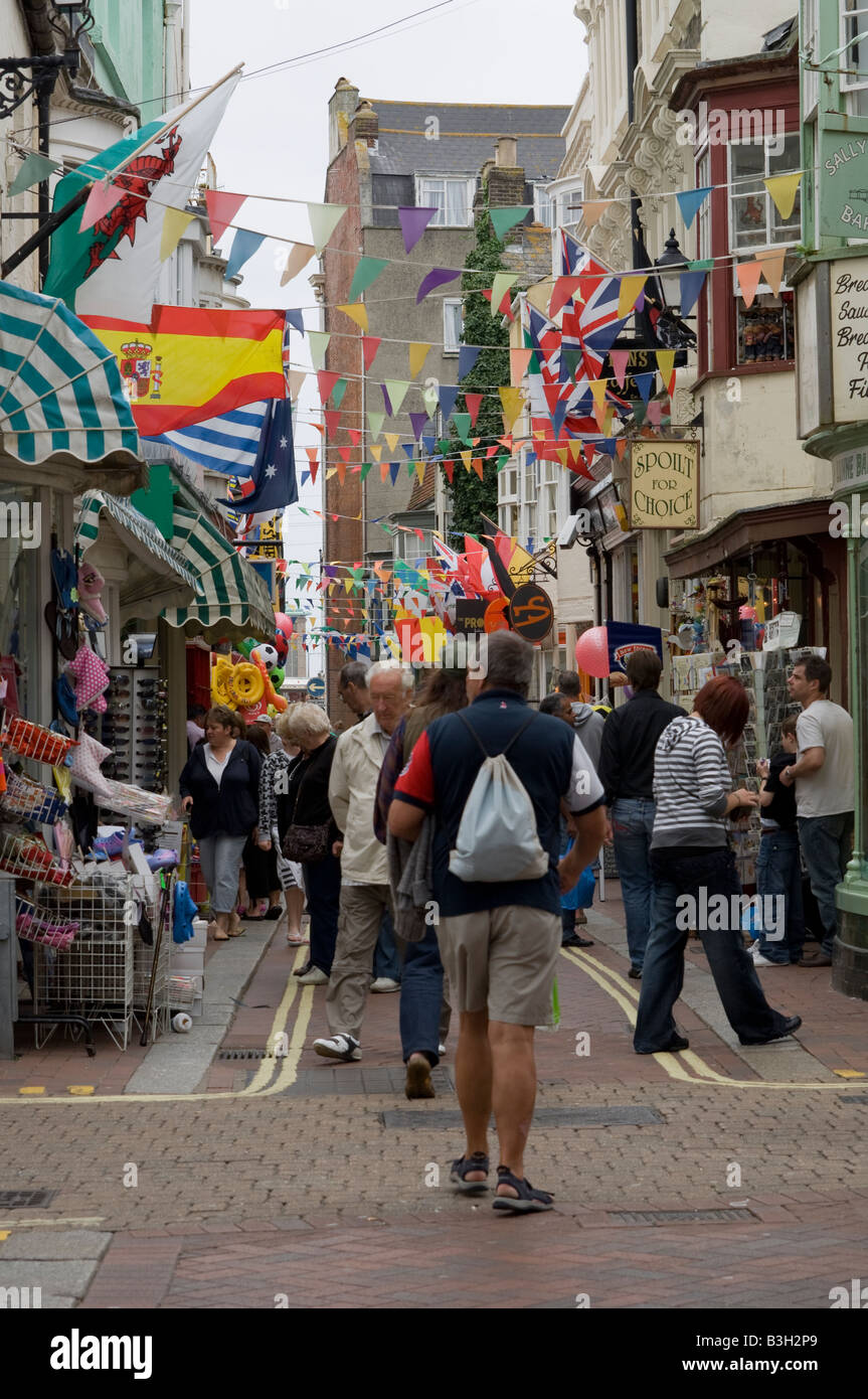 La foule de clients l'une des ruelles pittoresques et colorées à Weymouth, dans le Dorset qui abritent une sélection variée de magasins Banque D'Images
