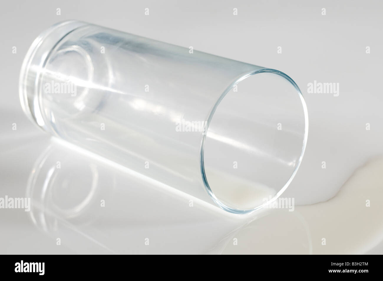 Renverser le verre de lait faible en gras Banque D'Images