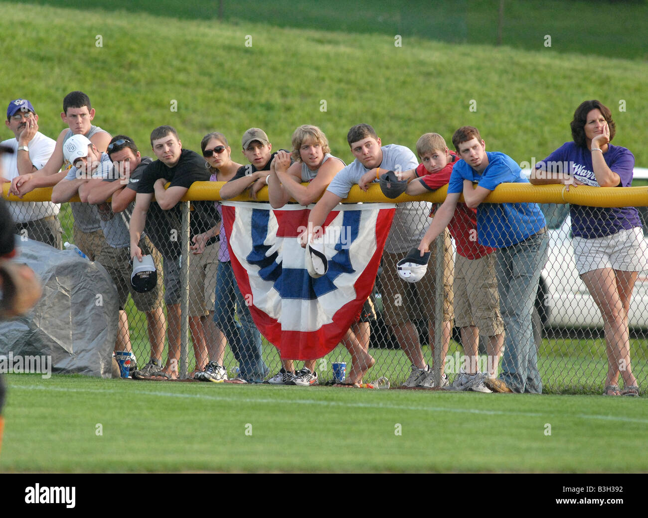 Les fans de sport regarder une fille de l'école s partie de balle molle dans le midwest des États-Unis. Banque D'Images