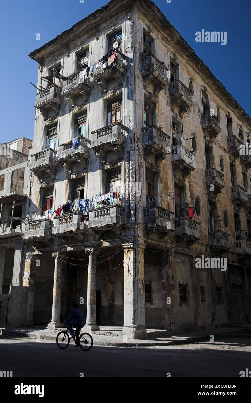 Un vieux bâtiment domine la rue dans la vieille Havane, Cuba. Banque D'Images