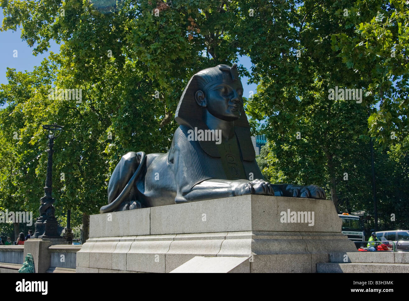 L'un des deux sphinx à la base de l'aiguille de Cléopâtre, Londres Banque D'Images