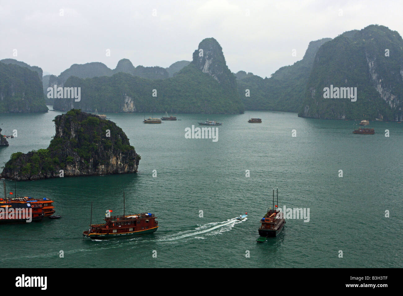 Vue sur les îles de la baie d'Halong, Vietnam Banque D'Images