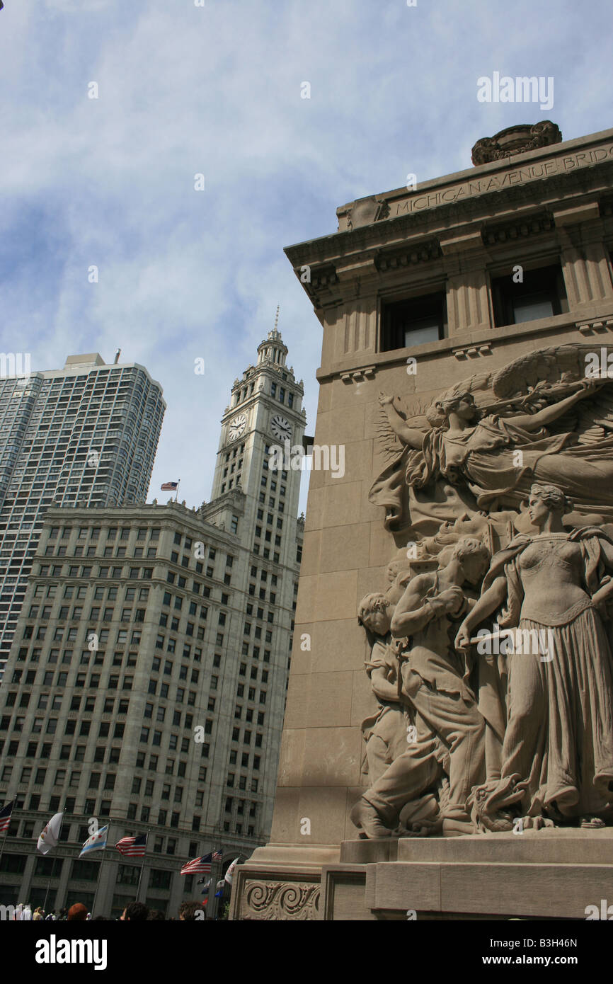 Sculptures orné le long de la Michigan Avenue Bridge dans le centre-ville de Chicago. Wrigley Building en arrière-plan. Banque D'Images