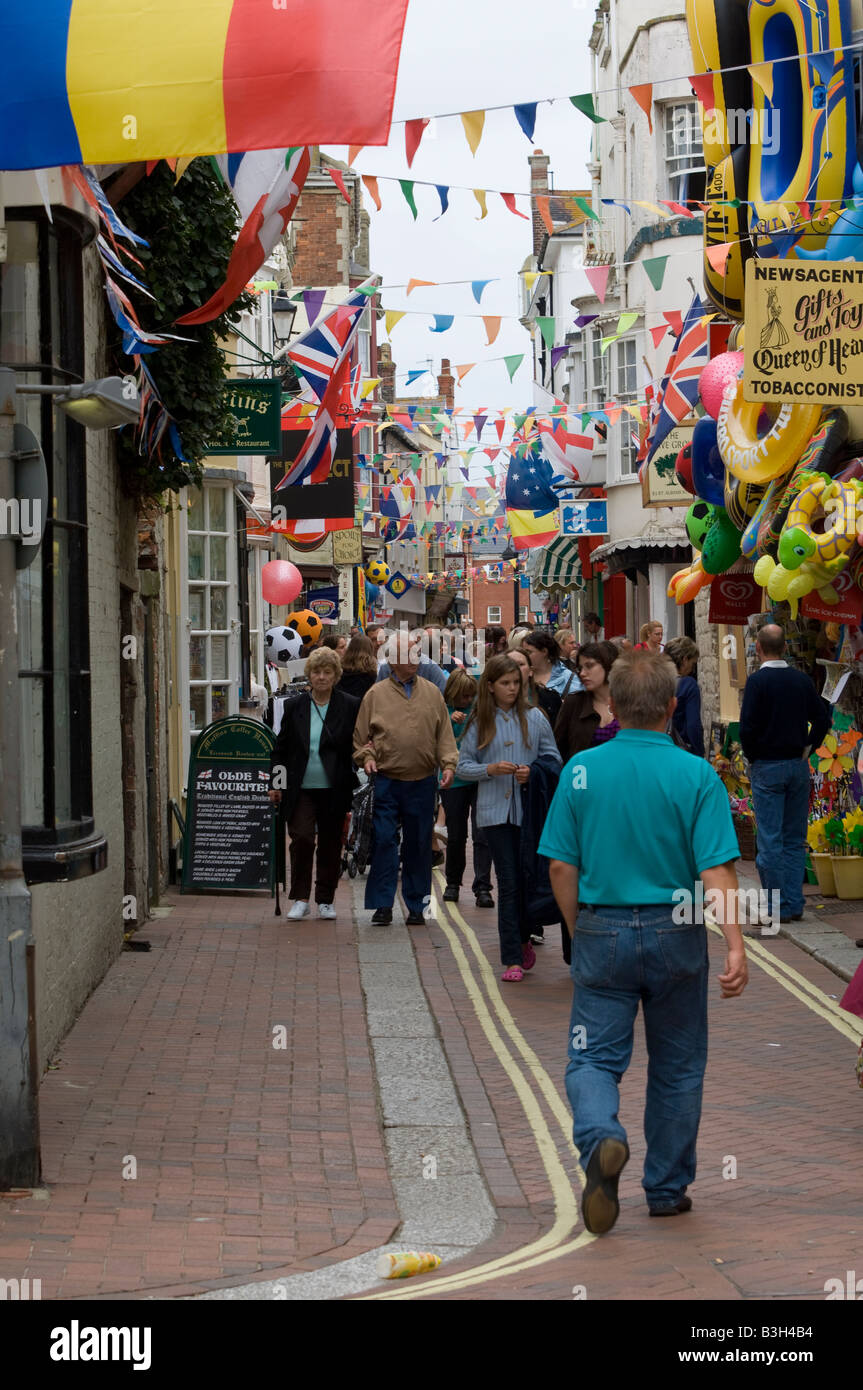 Shoppers errer dans les ruelles pittoresques et colorées de Weymouth, dans le Dorset Banque D'Images