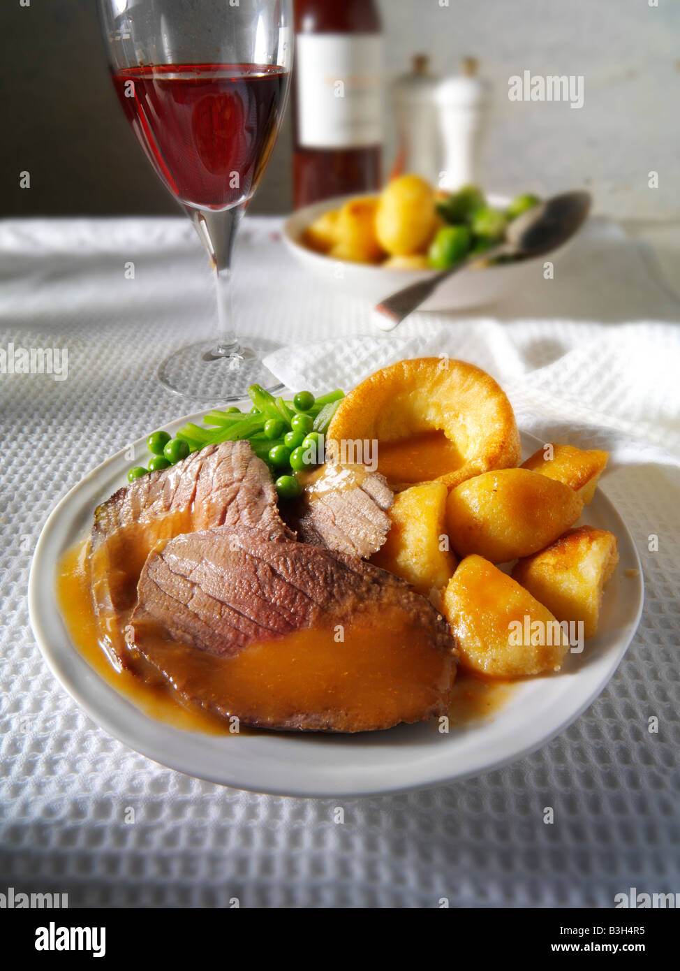 Dîner rôti traditionnel britannique avec un rôti de bœuf, pommes de terre, Yorkshire puddings. 21 jours hung Banque D'Images