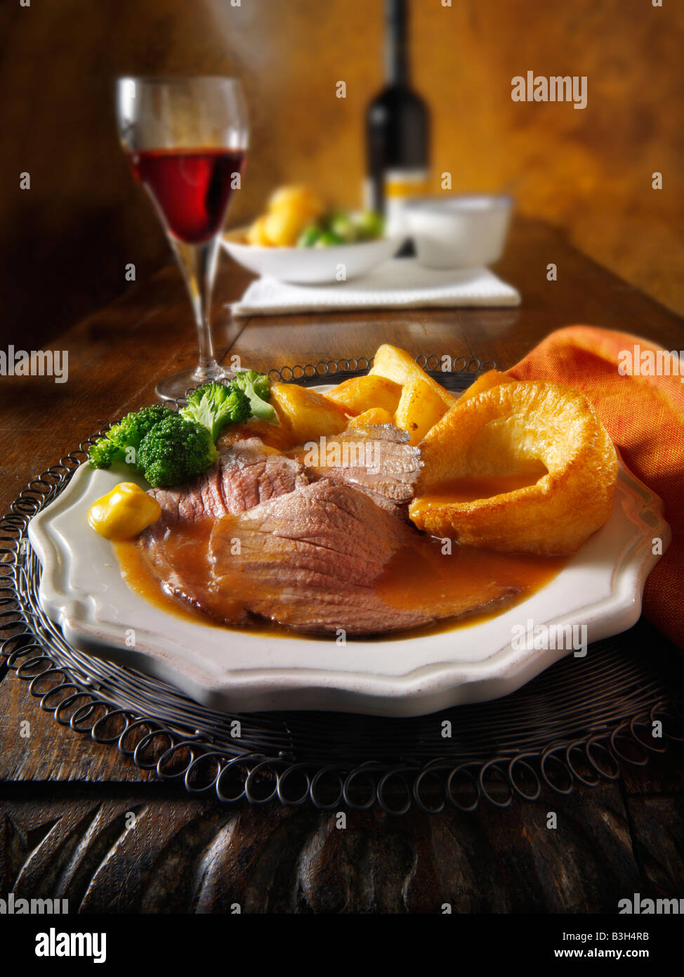 Dîner rôti traditionnel britannique avec un rôti de bœuf, pommes de terre, Yorkshire puddings. 21 jours hung Banque D'Images