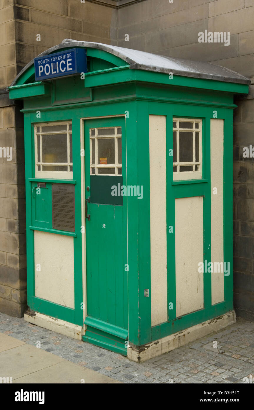 Vieux vert et crème style Police phone box, Sheffield Banque D'Images