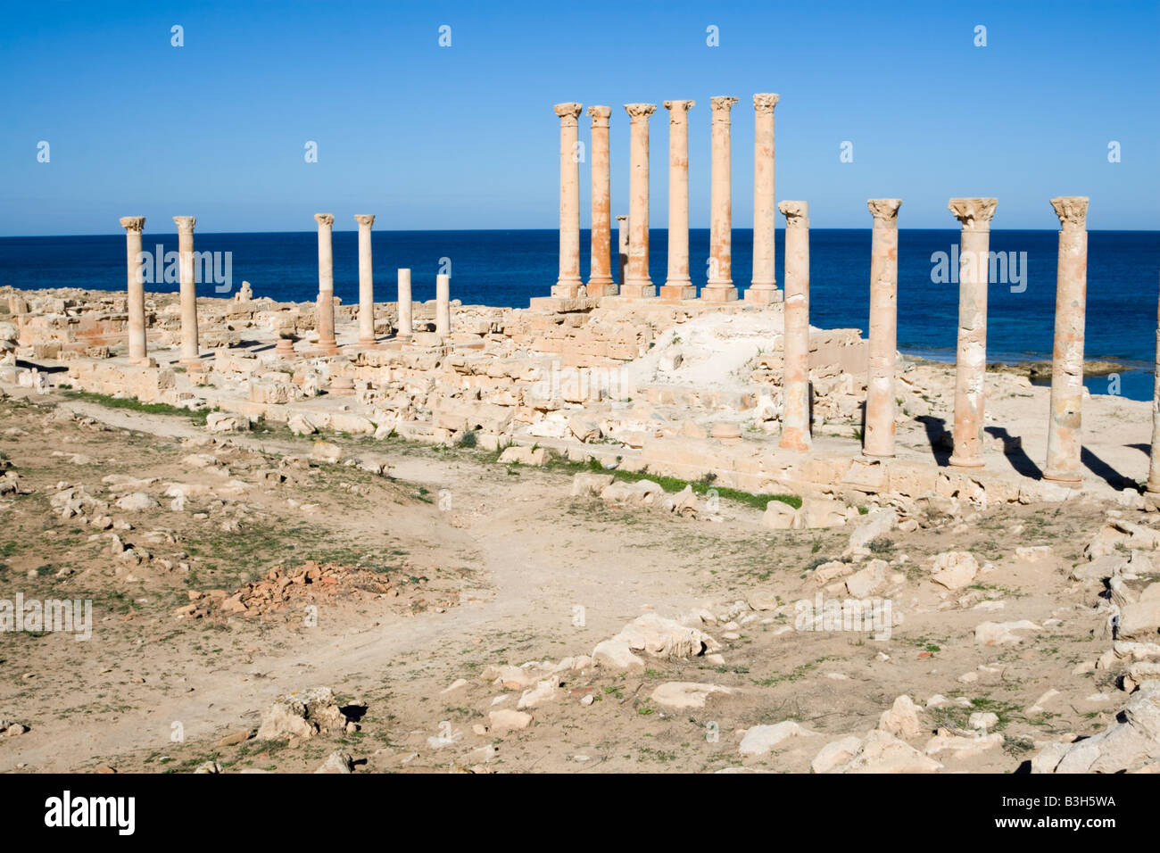 Sabratha, Libye, Afrique du Nord. Ruines Romaines. Temple d'Isis, 1er siècle, reconstruit des années 20. Banque D'Images