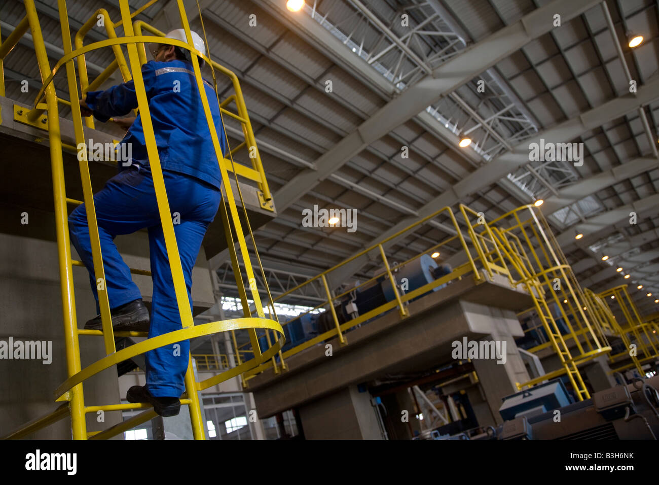 Travailleur de l'usine sidérurgique EISF Abu Dhabi Emirats arabes unis  Émirats du Golfe arabe au Moyen-Orient l'escalade de l'échelle industrielle  Photo Stock - Alamy