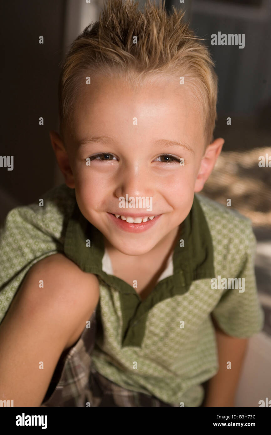 Portrait of smiling quatre ans, gros plan, sourire à pleines dents Banque D'Images