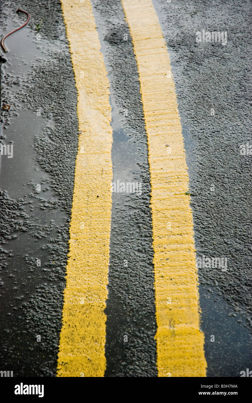 Les lignes jaunes double Banque D'Images