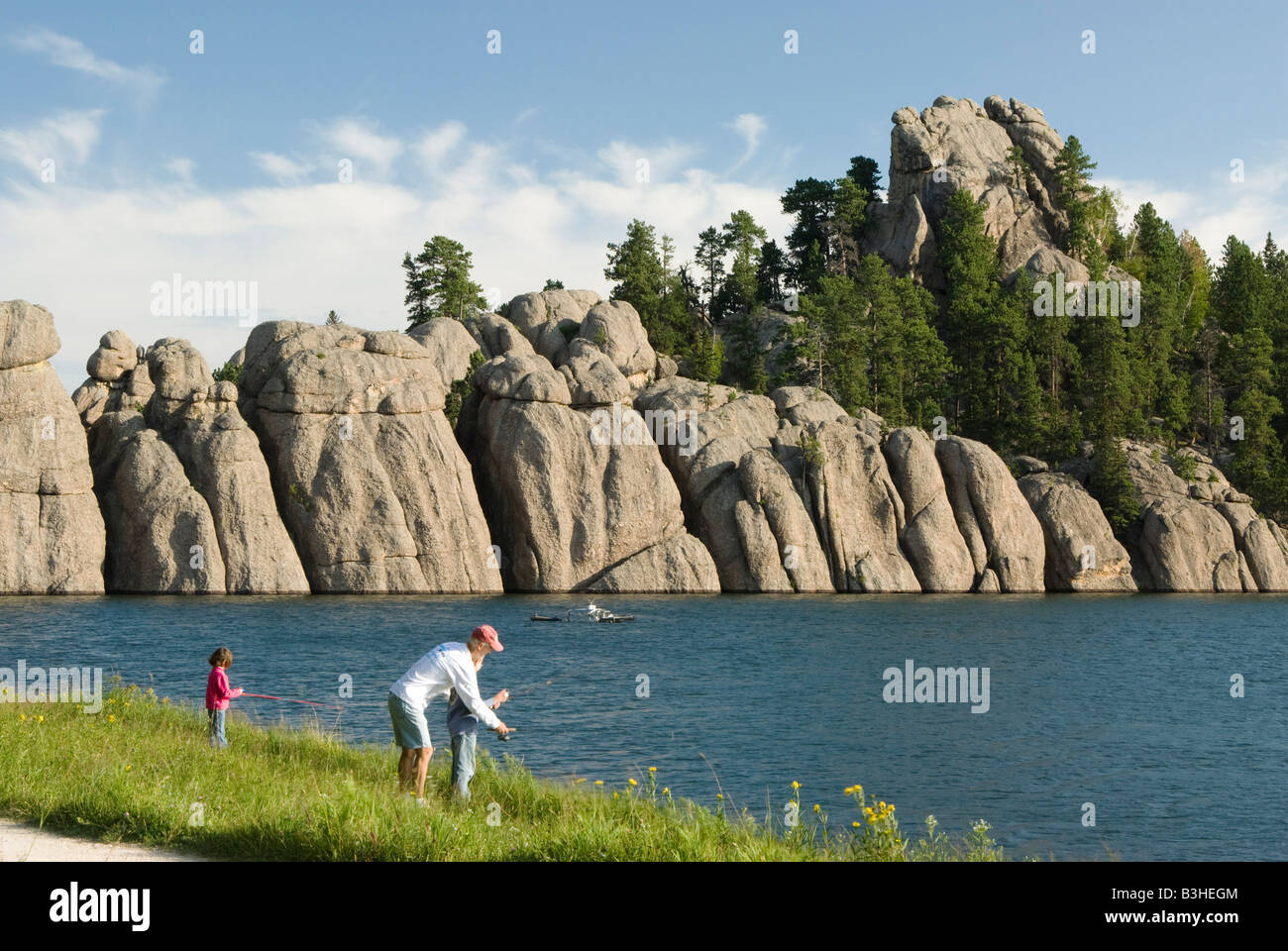 Une famille la pêche sur le lac Sylvan dans les Black Hills du Dakota du Sud l'été 2007 Banque D'Images
