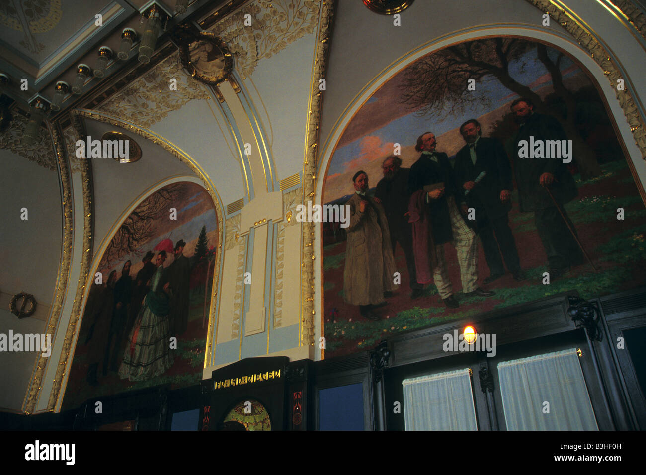 Deux fresques par Max Svabinsky Printemps bohème dans l'Riegr Salle de la Maison municipale de Prague, en République Tchèque Banque D'Images