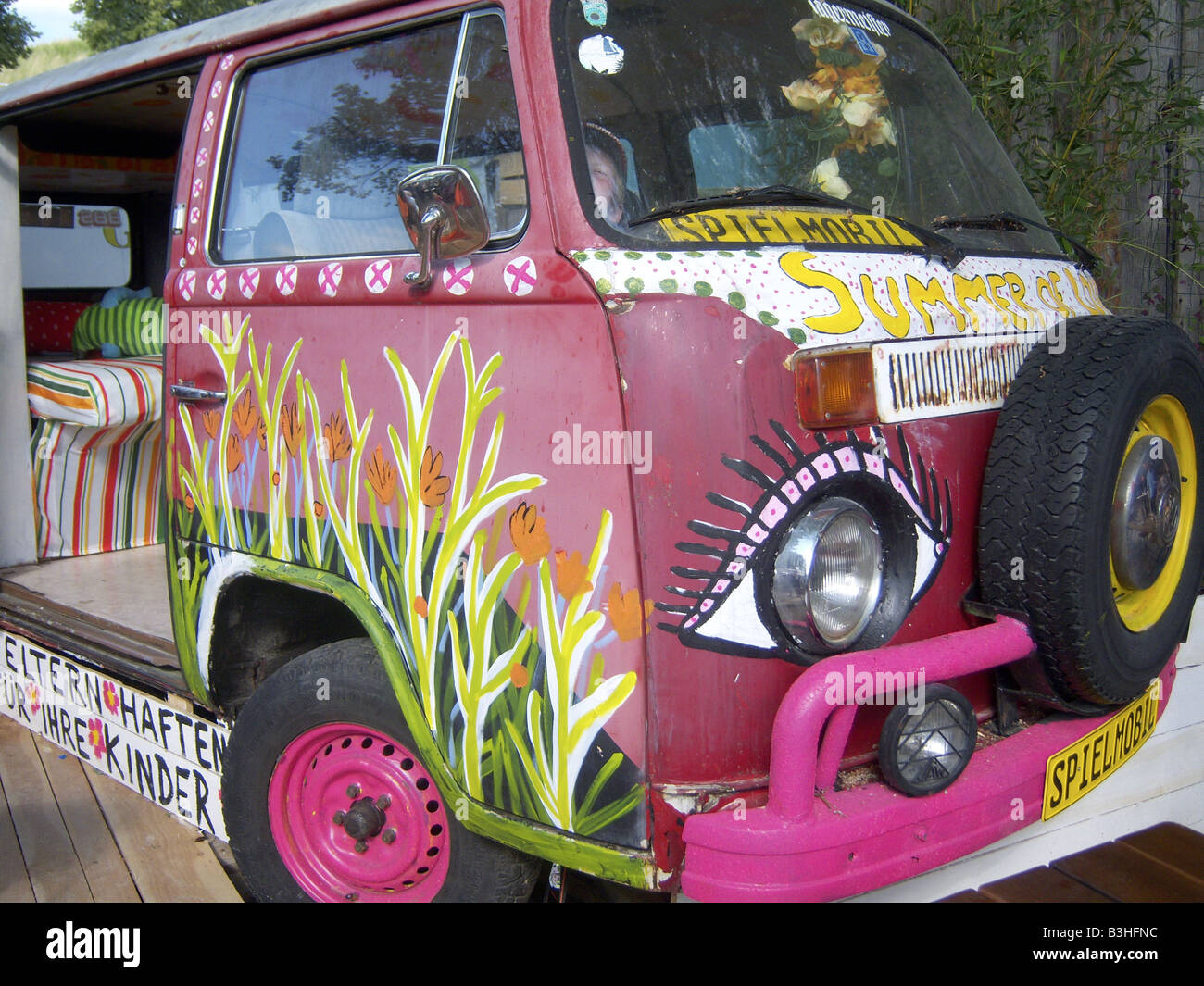 Détail de fleurs anciennes avant d'enfant bus VW avec beaucoup de l'Europe. parking peinture hippie Photo par Willy Matheisl Banque D'Images