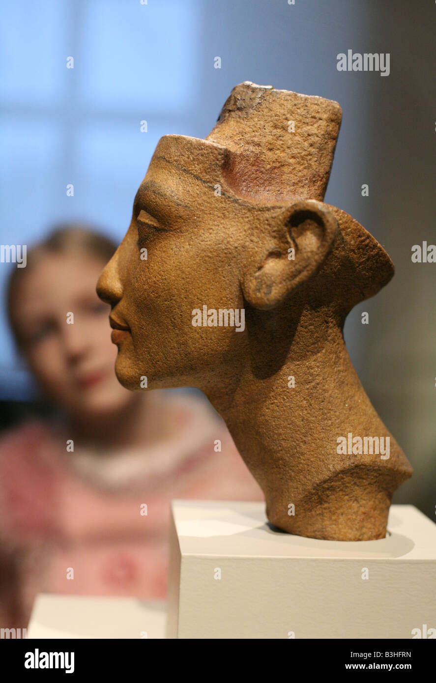 Jeune Visiteur regardant le buste de la reine Néfertiti dans le Musée égyptien de Berlin, Allemagne Banque D'Images