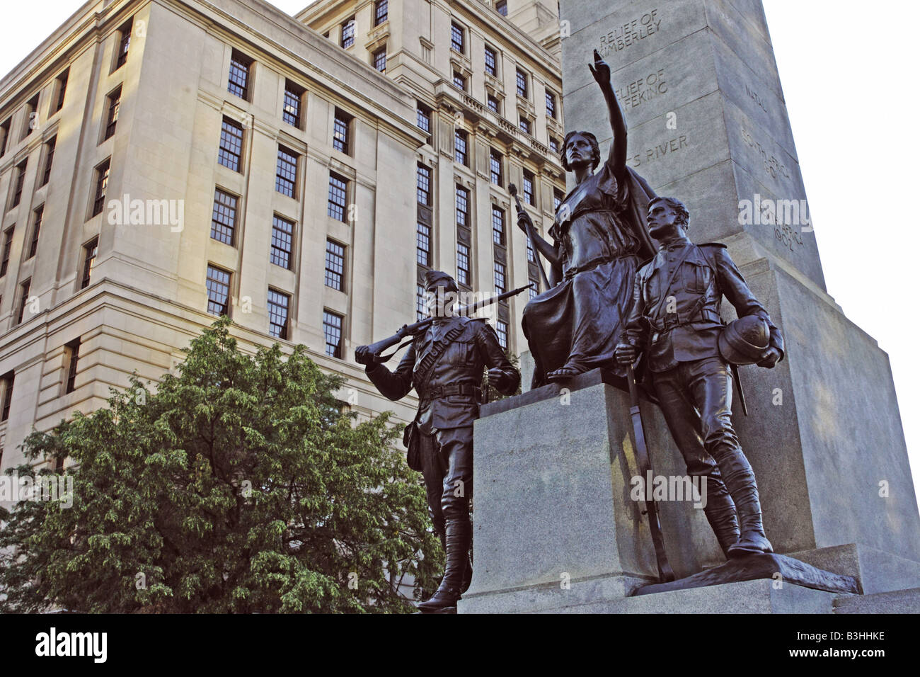 Sculpture d'un militaire canadien dans le cadre du mémorial de guerre d'Afrique du Sud par Walter Allward S en 1910 à Toronto, Canada Banque D'Images