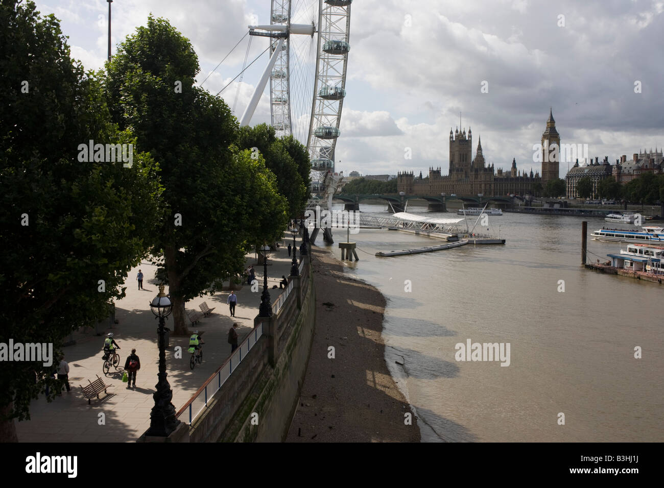 Un des hauts-tamise les gens sur Millennium Walk London Eye et les chambres du Parlement sont vus d'un point de vue élevé Banque D'Images