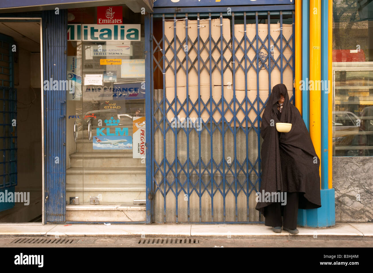 Street mendiant avec tchador dans Tajrish au nord de Téhéran Banque D'Images