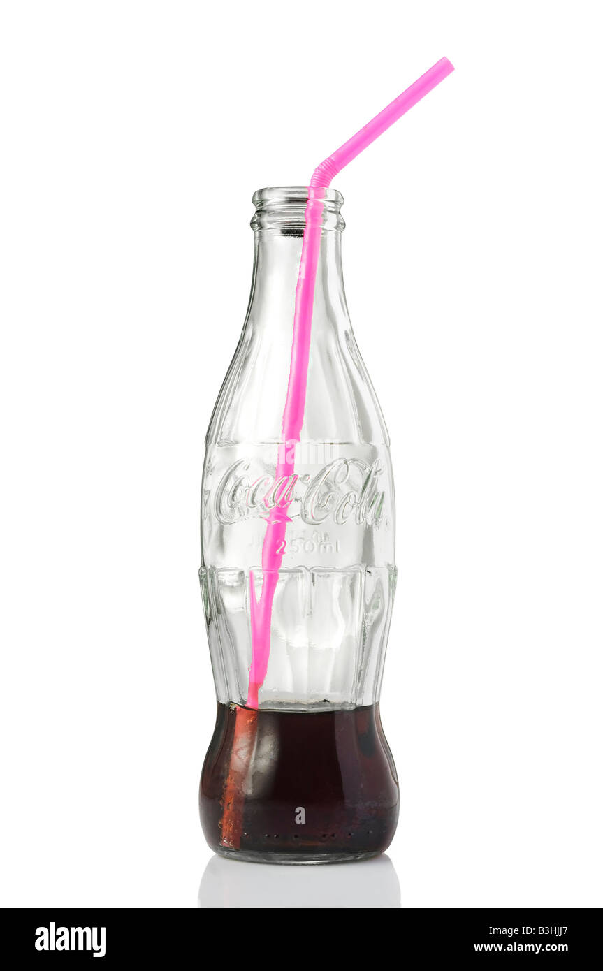 Coca Cola classique frais bouteille avec paille en plastique rose isolé sur fond blanc Banque D'Images