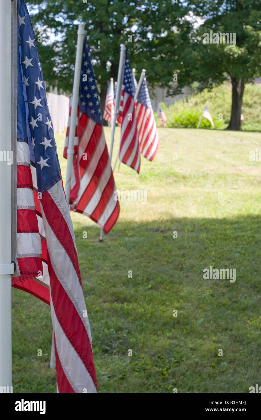 Une rangée de drapeaux américains pour un service commémoratif des anciens combattants Banque D'Images