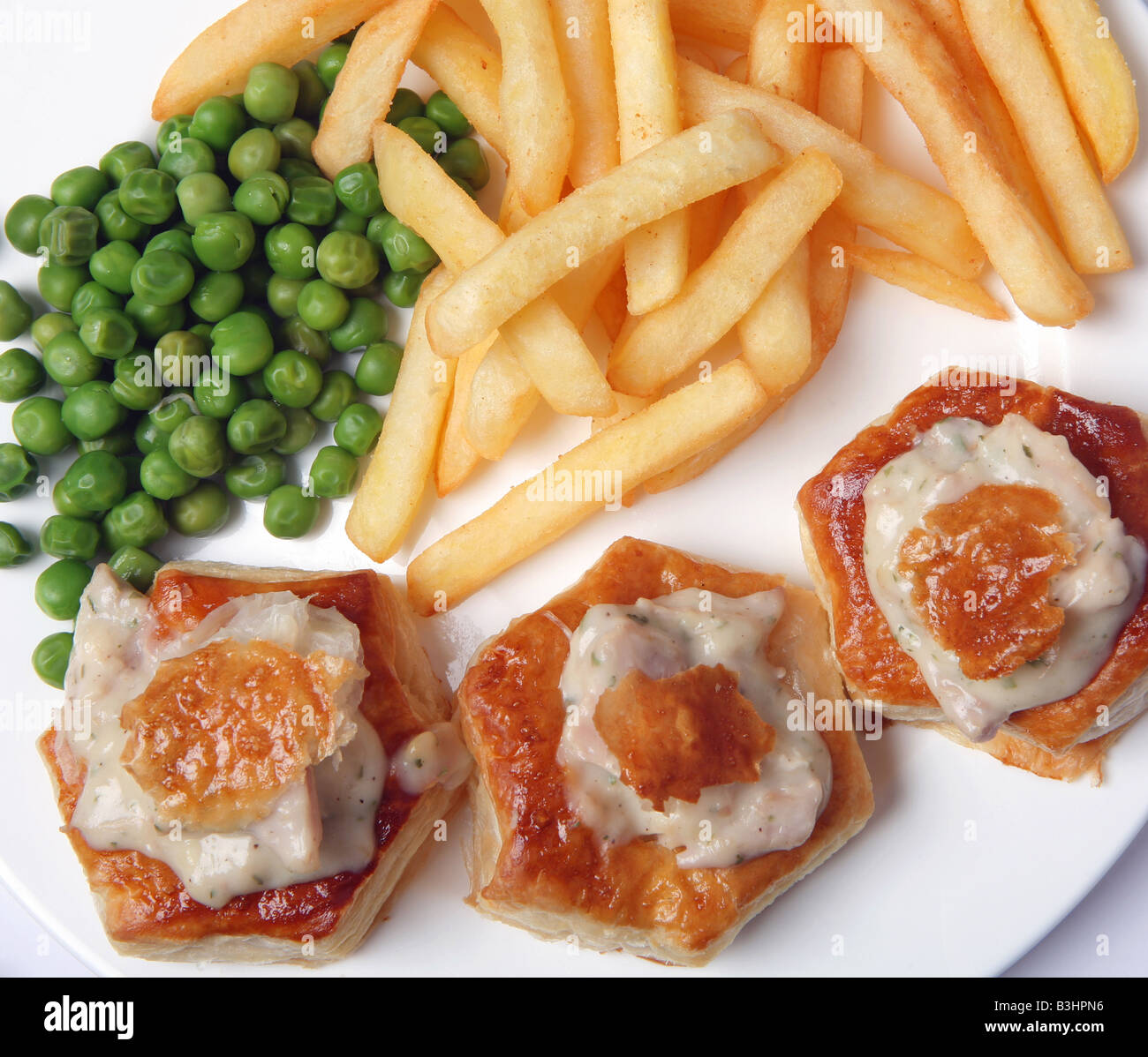 Sauce Turquie vol au vents avec frites et petits pois l'un des nombreux plats bon marché qui peut être fait à partir de restes de fête Banque D'Images